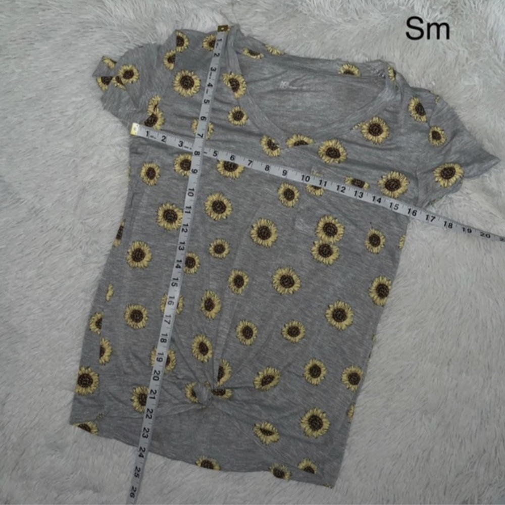 nwt no boundaries women's t shirt v neck sunflower scrunched front short sleeve - Picture 9 of 10